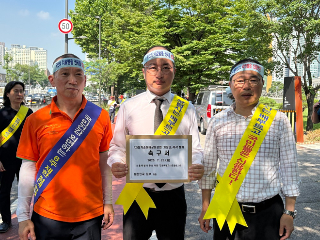 왼쪽부터 오명균 강원특별자치도한의사회장 박성우 서울특별시한의사회장 서만선 TF위원장.jpeg